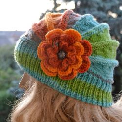Cieła kolorowa czapka z dużym kwiatem