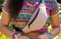 Nerka handmade z pudroworóżowego baranka unikatowa saszetka