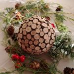 Bombka zdobiona drewienkami - Bombka dekorowana drewienkami