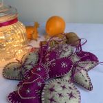Dekoracja świąteczna z filcu z ozdobnym haftem - wzór 003 - Zestaw ozdób świątecznych - szary melanż/purpura