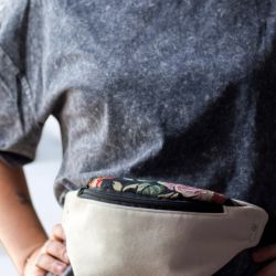 Welurowa nerka ecru z klapą w kwiaty