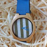 Drewniany zegarek z tkaniną na tarczy - 