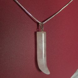 Jasnoróżowy kwarc, duży kieł, wisiorek uniseks