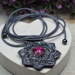Wisiorek Mandala z różowym kryształem - wisiorek mandala z kryształem