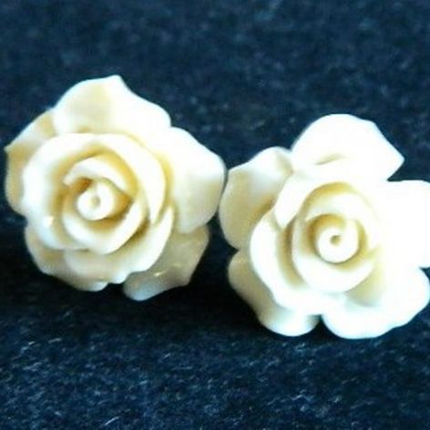 Kremowe róże, różyczki z korala, kolczyki na srebrnych sztyftach