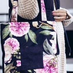 Czarna double bag w peonie