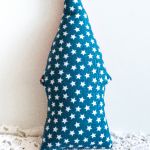 Słodki gnom / skrzacik z dynią 20 cm - Oto skrzacik idealny dla małego dziecka - bezpieczny i przyjazny - ma na imię Dyniek Uszyty z pięknej bawełny w czerwoną kratkę i granatowej w białe gwiazdeczki W łapkach trzyma dynię. Całość wykonana z dużą dozą miłości i dokładności - haft maszynowy. Br