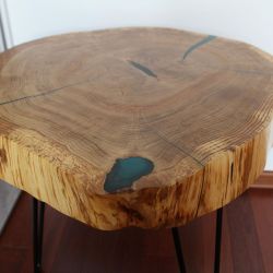 Stolik plaster drewna dąb + niebieska żywica