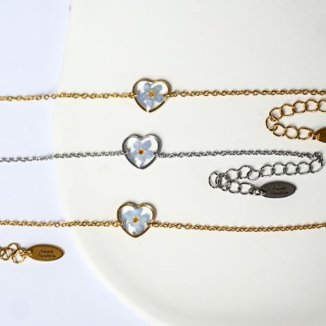 Delikatna, ręcznie robiona bransoletka serduszko z prawdziwą niezapominajką zatopioną w żywicy