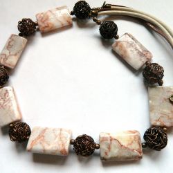 Beżowo-kremowy marmur, okazały naszyjnik