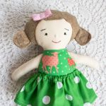 Lalka Fruzia - Kasia - 25 cm - Idealny prezent dla każdej miłośniczki lal! Zabawkę można prać w pralce temp 60 stopni, używając proszek do kolorów, bez płynów zmiękczających.