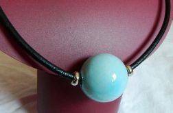 Porcelanowa niebieska kula i skóra, naszyjnik dla minimalistki