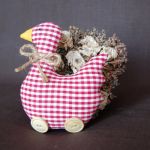 Kraciasta gąska na drewnianych "wrotkach" - 