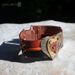 Serce na ręce - metalowe serce i skórzane rzemienie