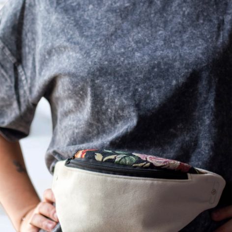 Welurowa nerka ecru z klapą w kwiaty