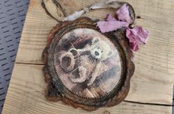 Rustykalna zawieszka vintage z misiem — dekor dla miłośników retro
