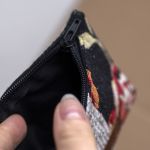 Mini czarna kosmetyczka w kwiaty patchwork - 