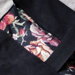 Czarny plecak kurierski damski w kwiaty - 