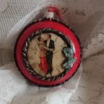 Medalion w stylu vintage - Ręcznie zdobione plastikowy medalion