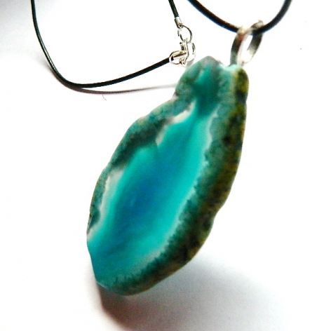 Niebieski agat, surowy plaster, wisiorek na rzemieniu