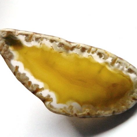 Bursztynowo-żółty agat, nieregularny plaster, wisiorek na rzemyku