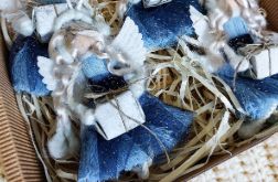 Zimowe aniołki z prezentem