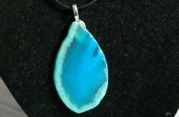 Wisiorek z niebieskim agatem, nieregularny kamień