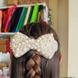 Spinka do Włosów Kokarda z Sztucznymi Perłami – Ślubna, Komunijna, Elegancka – Handmade