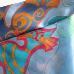 Kolorowe kotki i motki, jedwabna malowana chusta - Kolorowe kotki i motki, jedwabna malowana chusta