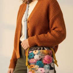 Szara listonoszka z kominem z weluru w malowane kwiaty – handmade, unikat