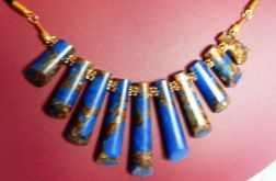 Granatowy jaspis z pirytem, elegancka kolia w złotej oprawie.