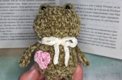 Pluszowa żabka walentynka amigurumi