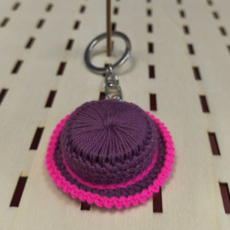 Ręcznie robiony brelok – mini kapelusz szydełkowy fioletowo- różowy