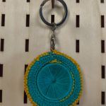 Ręcznie robiony brelok – mini kapelusz szydełkowy turkusowo- żółty - Breloczek kapelusz turkusowo- żółty