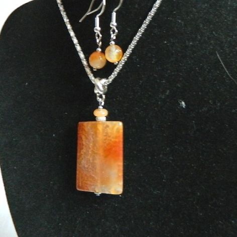 Pomarańczowy agat pajęczy, wisiorek i kolczyki, zestaw biżuterii