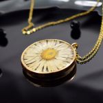 Naszyjnik z żywicy z prawdziwą stokrotką - unikatowy naszyjnik stokrotka w żywicy