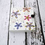 białe pudełko na klucze kwiatki - malowane kwiaty