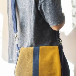 Miodowo-granatowa listonoszka z klapą