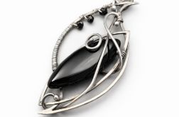 Srebrny wisiorek z czarnym kamieniem – elegancka biżuteria handmade, unikatowy design