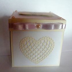 Kartka w formie pudełka - z drewnianymi sercami