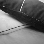 Czarna  poduszka glamour - Czarna poduszka glamour z białą lamówką.