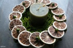 Zielona świeca wśród limonek i koralików - odsłona druga