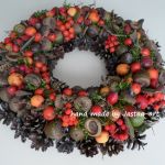 Jesienny wianek z żołędzi, jabłuszek, róży i jarzębiny 32cm - 