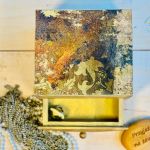 Toaletka z lusterkiem, naturalne drewno, złote wzory, prezent - 