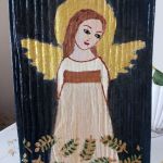 Anioł w liściach paproci - malowany na desce - zbliżenie