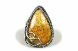 Srebrny pierścionek ze skamieliną koralu