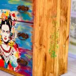 Artystyczna komoda z motywem Fridy Kahlo – kolorowy klimat, do salonu lub sypialni - 