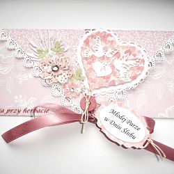 Różowa kopertówka ślubna z guziczkiem i tagiem