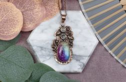 Miedziany ozdobny wisiorek z tęczowym kwarcem solarnym i różowym kwarcem #546