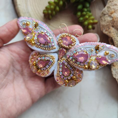 Ręcznie robiona broszka motyl z aksamitu i koralików